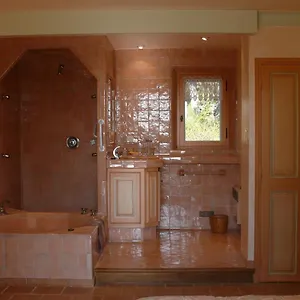 https://les-bastides-de-lauviduery.fr-provencehotel.com